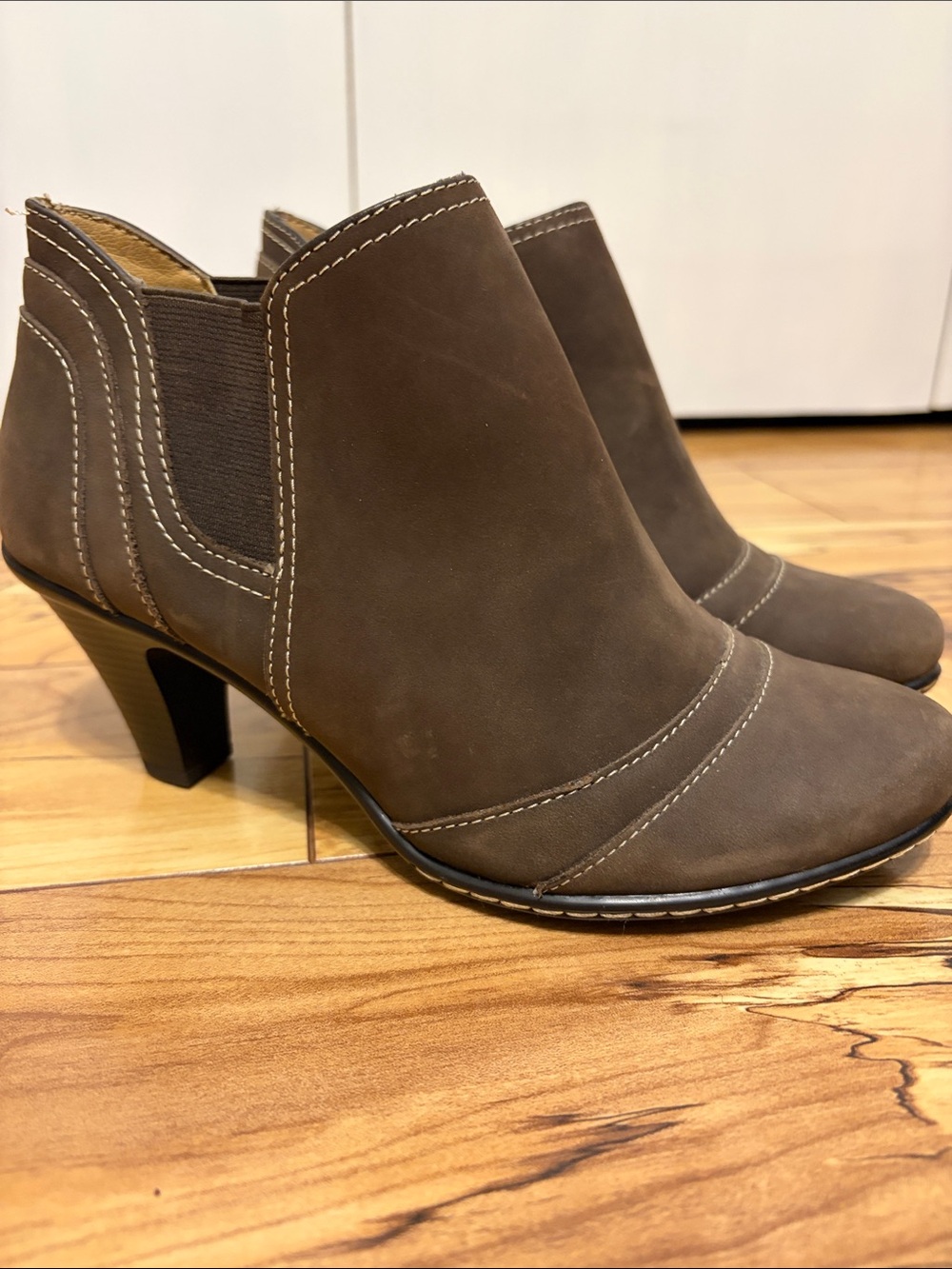 Softspots 742350 Espresso Brown Nubuck Leather Comfort Booties EUC size 6 Wide
